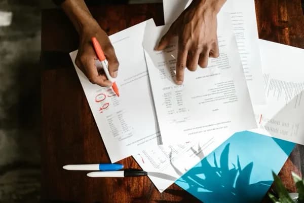 Die perfekte Angebotsanfrage im Bauwesen – So erhalten Sie vergleichbare Angebote statt Rückfragen (Bild mit KI erstellt)